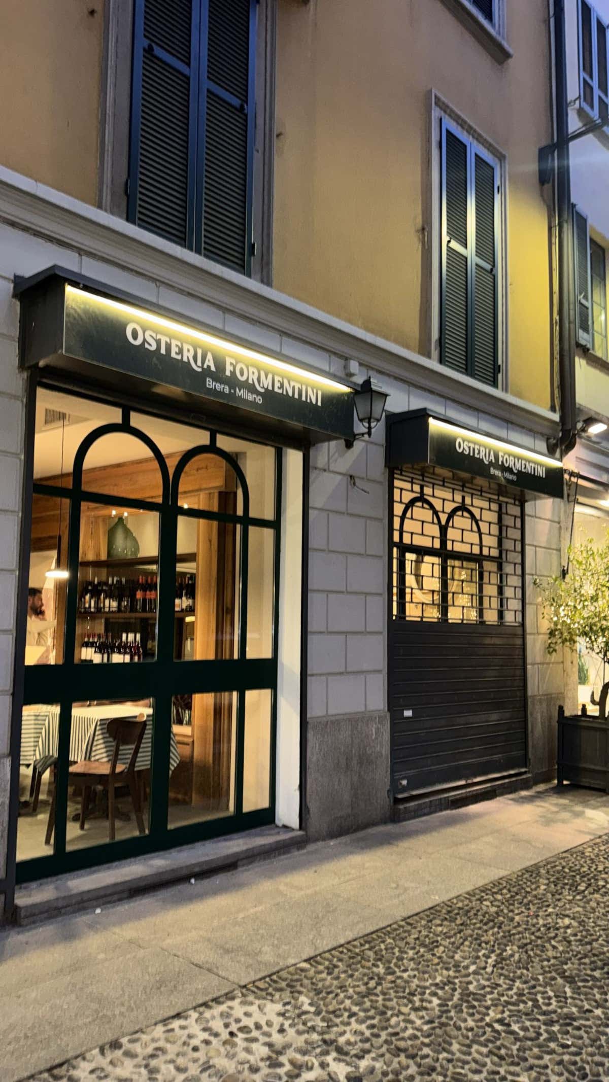 L'esterno di Osteria Formentini nel quartiere Brera di Milano